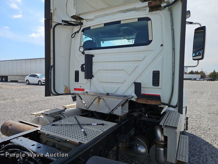 image for item EI3658 2014 International  ProStar Plus 122 semi truck