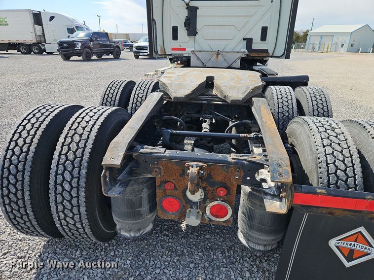 image for item EI3658 2014 International  ProStar Plus 122 semi truck