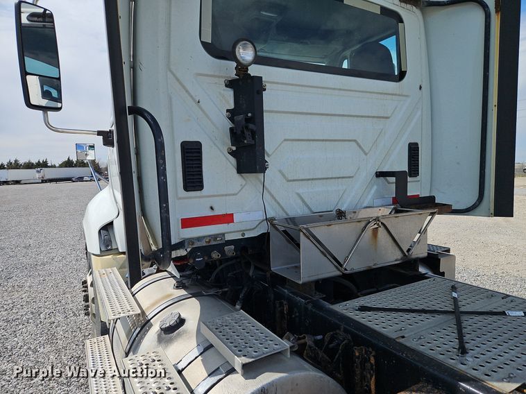 image for item EI3658 2014 International  ProStar Plus 122 semi truck