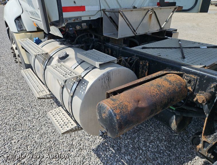 image for item EI3658 2014 International  ProStar Plus 122 semi truck