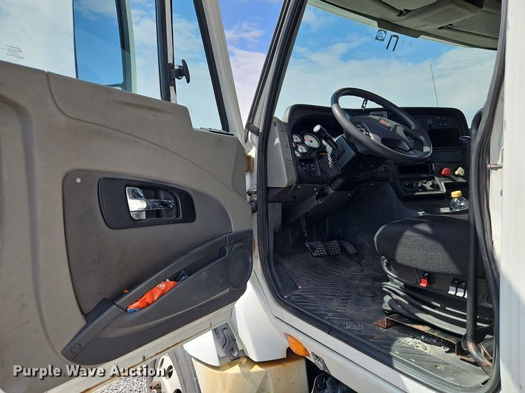 image for item EI3658 2014 International  ProStar Plus 122 semi truck