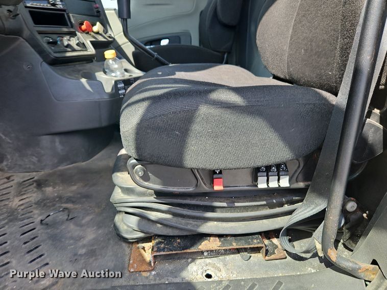 image for item EI3658 2014 International  ProStar Plus 122 semi truck