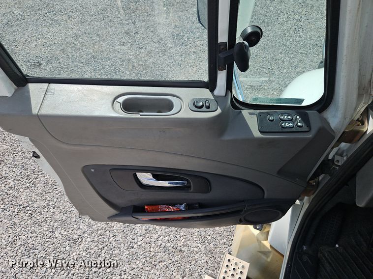 image for item EI3658 2014 International  ProStar Plus 122 semi truck