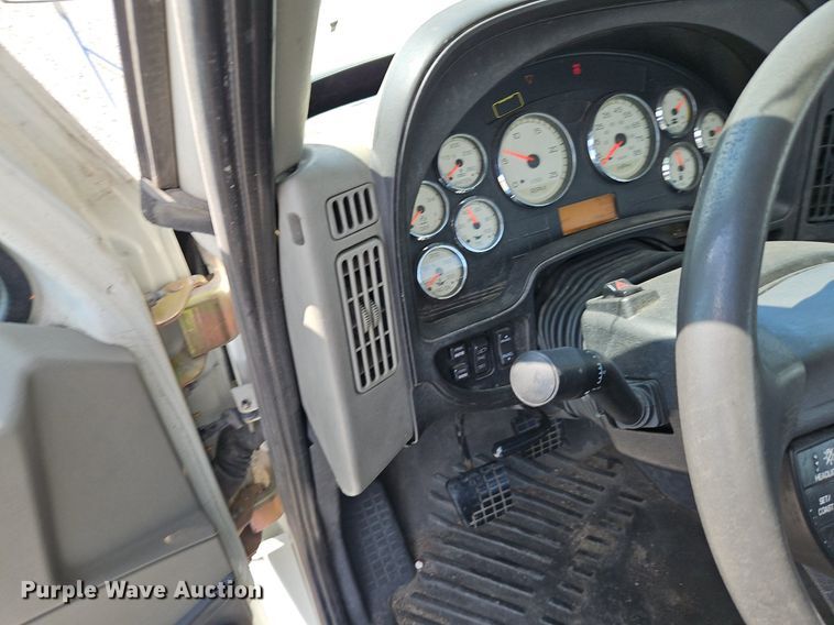 image for item EI3658 2014 International  ProStar Plus 122 semi truck