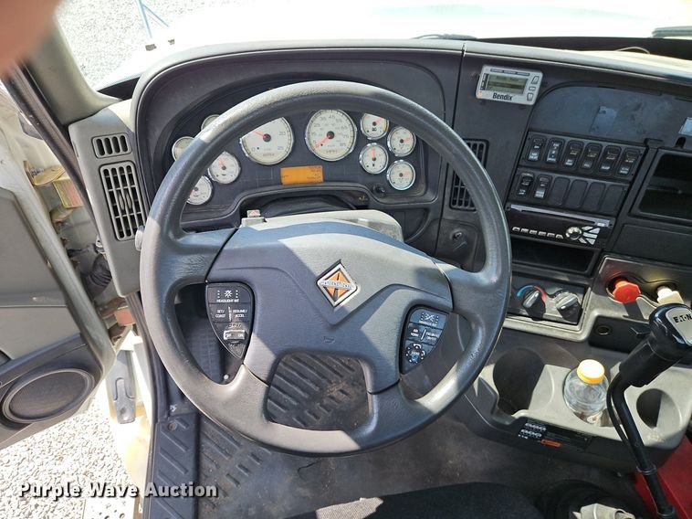 image for item EI3658 2014 International  ProStar Plus 122 semi truck