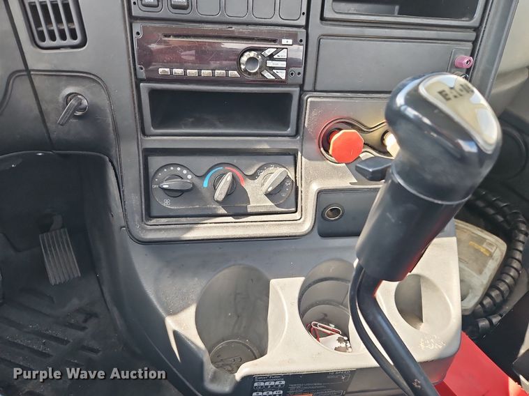 image for item EI3658 2014 International  ProStar Plus 122 semi truck