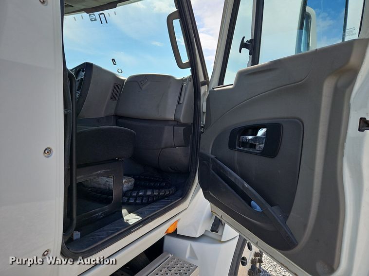 image for item EI3658 2014 International  ProStar Plus 122 semi truck