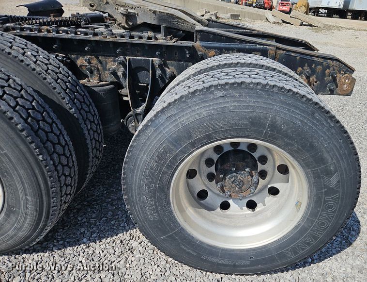 image for item EI3658 2014 International  ProStar Plus 122 semi truck