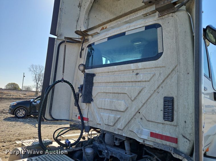 image for item EI3659 2015 International  ProStar Plus 122 semi truck