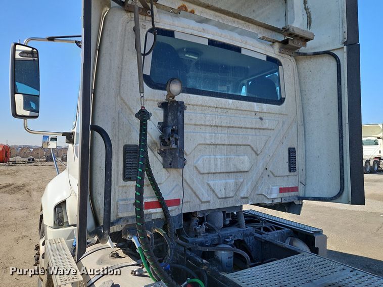 image for item EI3659 2015 International  ProStar Plus 122 semi truck