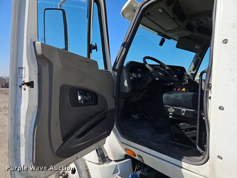 image for item EI3659 2015 International  ProStar Plus 122 semi truck