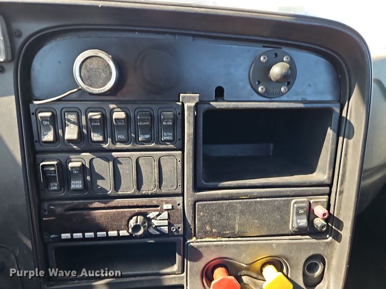 image for item EI3659 2015 International  ProStar Plus 122 semi truck