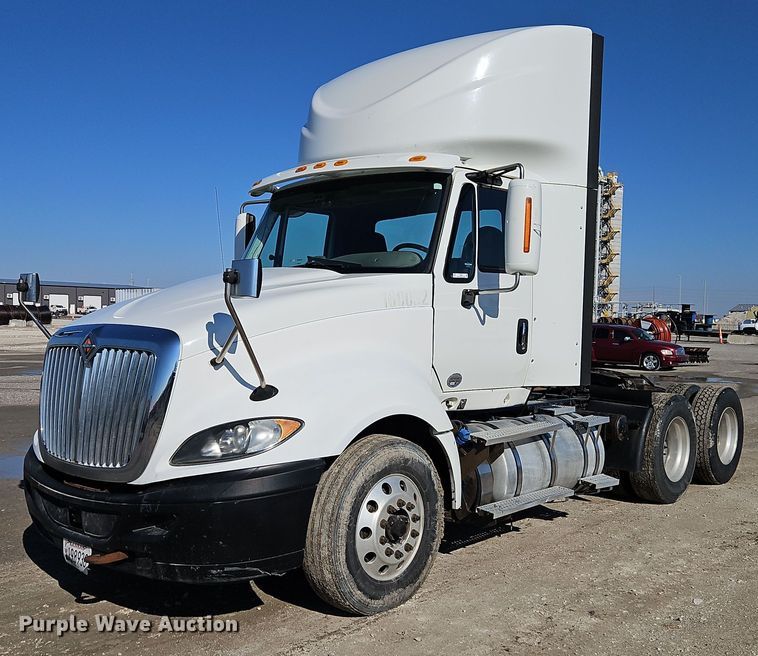 image for item EI3660 2015 International  ProStar Plus 122 semi truck