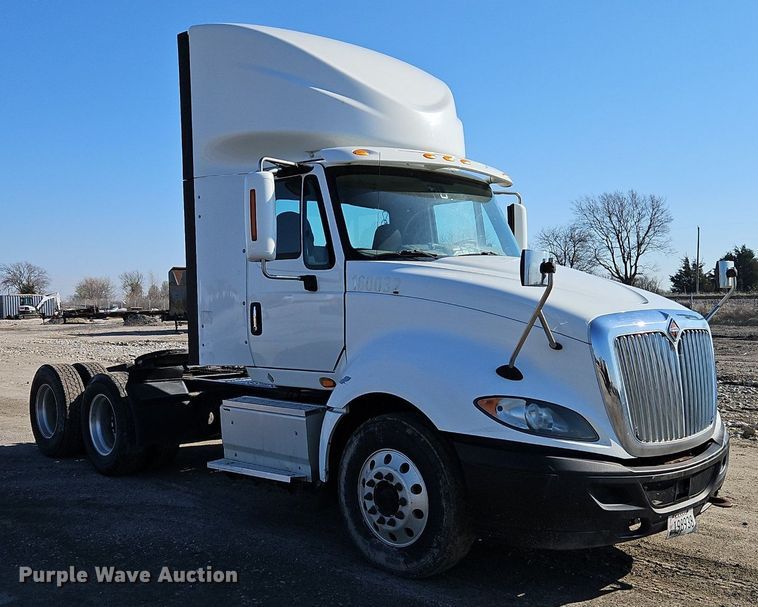 image for item EI3660 2015 International  ProStar Plus 122 semi truck