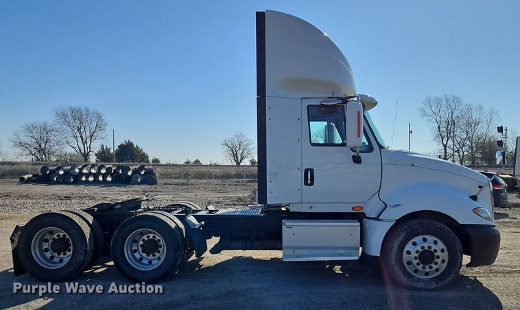 image for item EI3660 2015 International  ProStar Plus 122 semi truck
