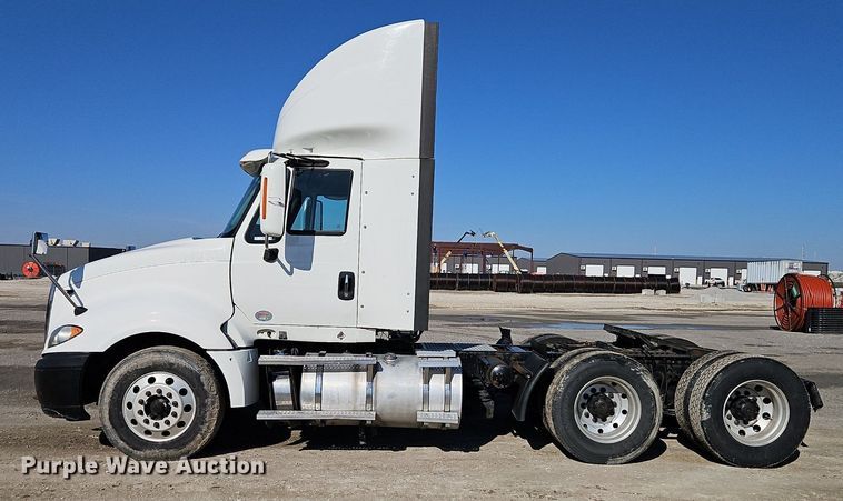 image for item EI3660 2015 International  ProStar Plus 122 semi truck