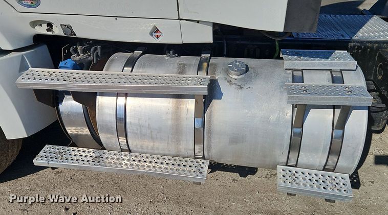 image for item EI3660 2015 International  ProStar Plus 122 semi truck