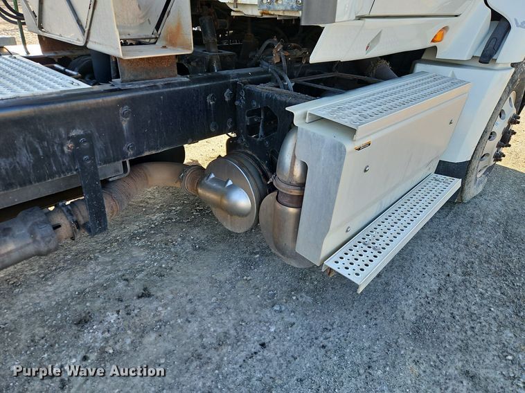 image for item EI3660 2015 International  ProStar Plus 122 semi truck