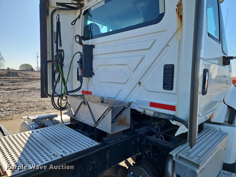 image for item EI3660 2015 International  ProStar Plus 122 semi truck