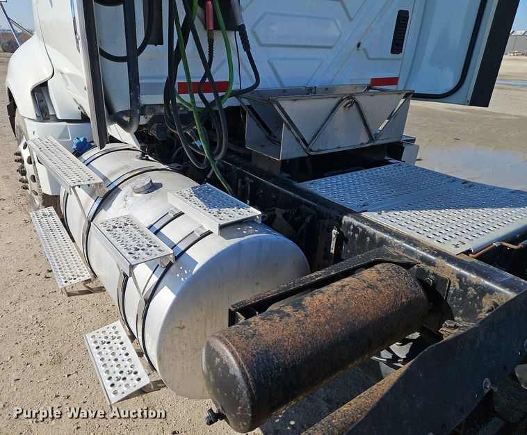 image for item EI3660 2015 International  ProStar Plus 122 semi truck