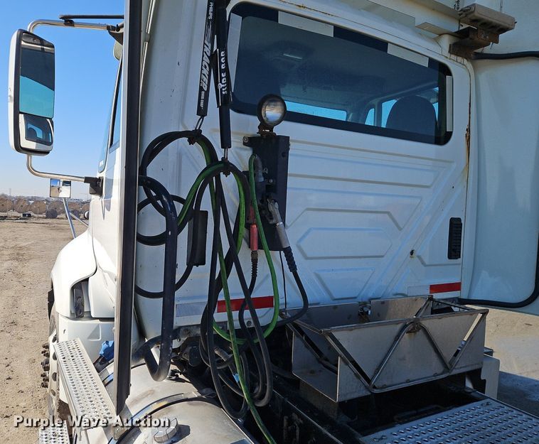 image for item EI3660 2015 International  ProStar Plus 122 semi truck