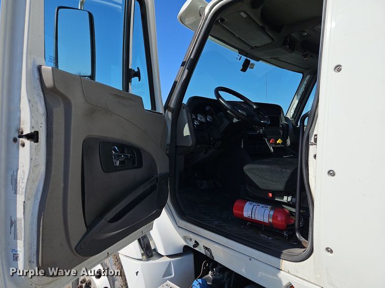 image for item EI3660 2015 International  ProStar Plus 122 semi truck