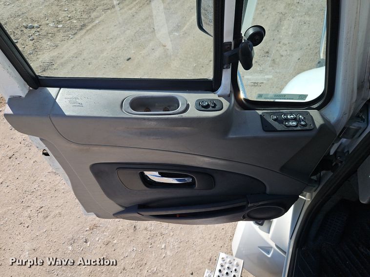 image for item EI3660 2015 International  ProStar Plus 122 semi truck