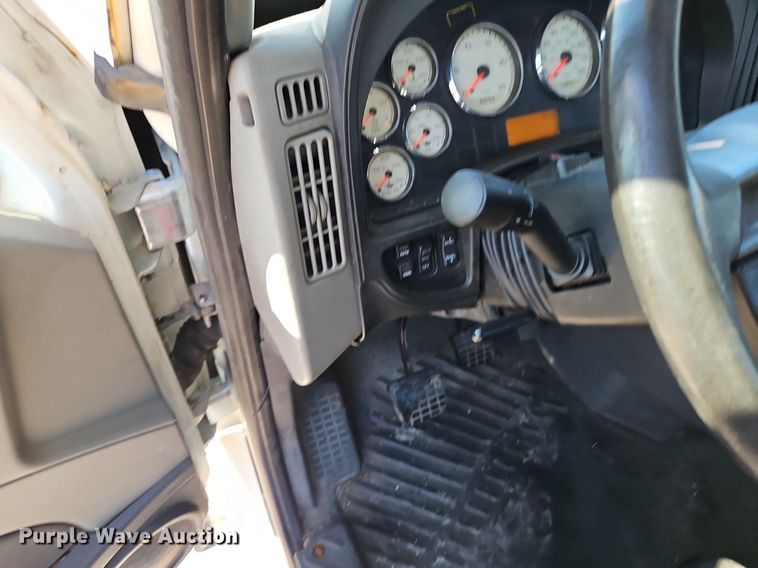 image for item EI3660 2015 International  ProStar Plus 122 semi truck