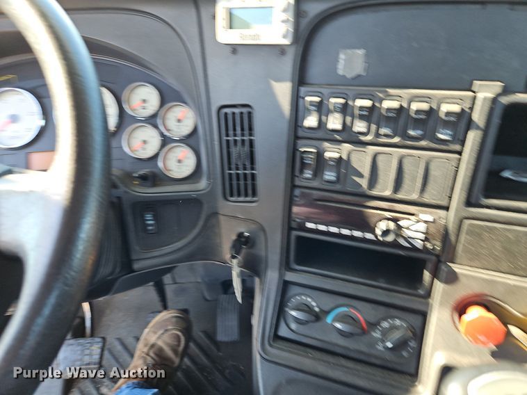 image for item EI3660 2015 International  ProStar Plus 122 semi truck