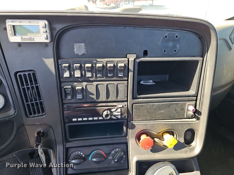 image for item EI3660 2015 International  ProStar Plus 122 semi truck