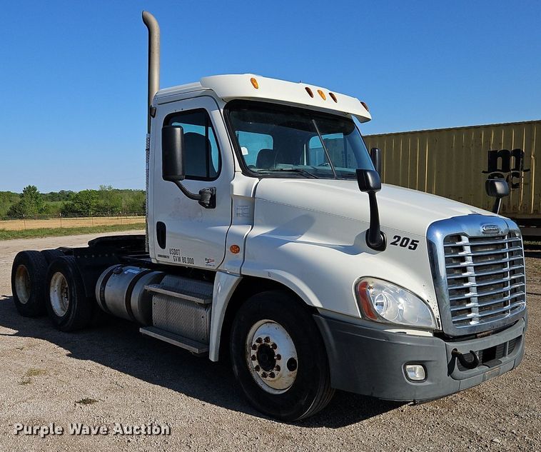 image for item EI3761 2011 Freightliner Cascadia  semi truck