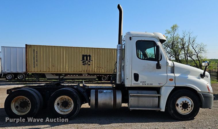 image for item EI3761 2011 Freightliner Cascadia  semi truck