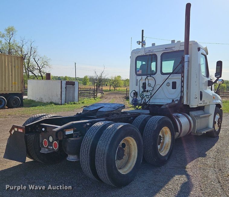 image for item EI3761 2011 Freightliner Cascadia  semi truck