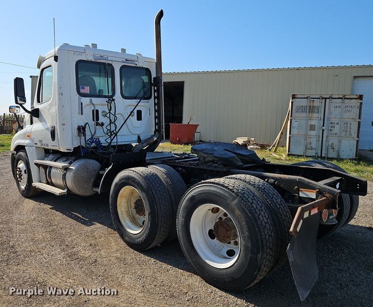 image for item EI3761 2011 Freightliner Cascadia  semi truck