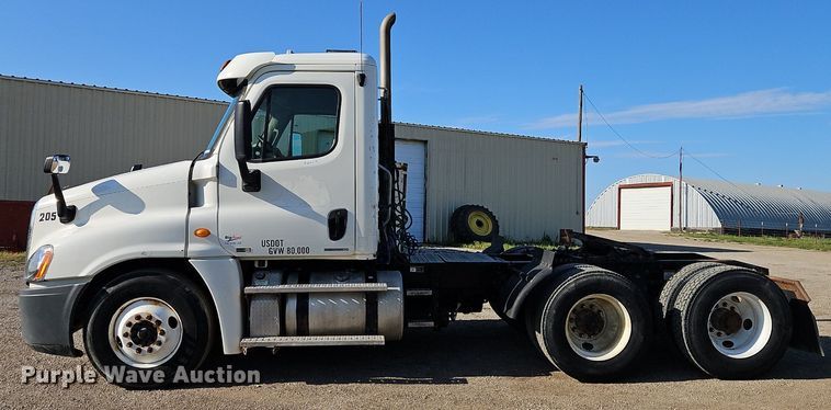 image for item EI3761 2011 Freightliner Cascadia  semi truck