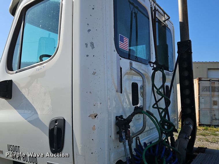 image for item EI3761 2011 Freightliner Cascadia  semi truck