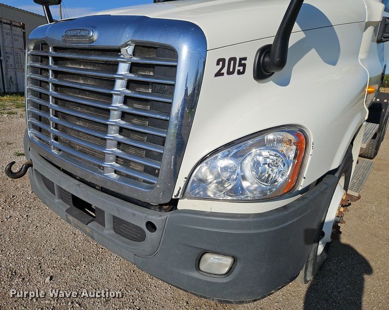 image for item EI3761 2011 Freightliner Cascadia  semi truck