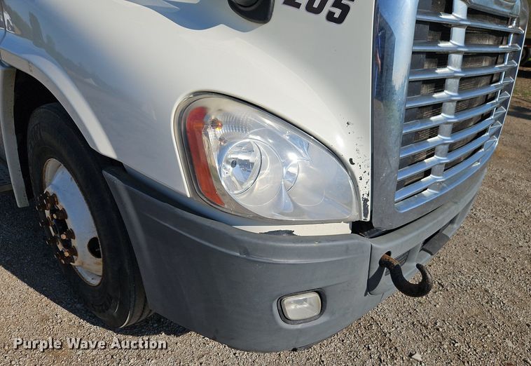 image for item EI3761 2011 Freightliner Cascadia  semi truck