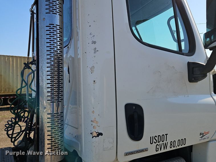 image for item EI3761 2011 Freightliner Cascadia  semi truck