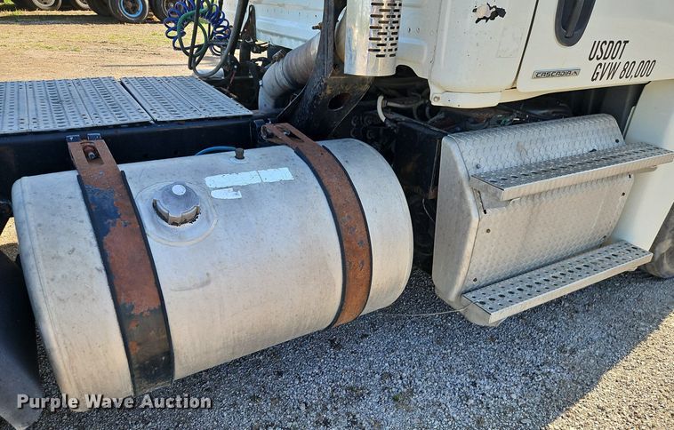 image for item EI3761 2011 Freightliner Cascadia  semi truck