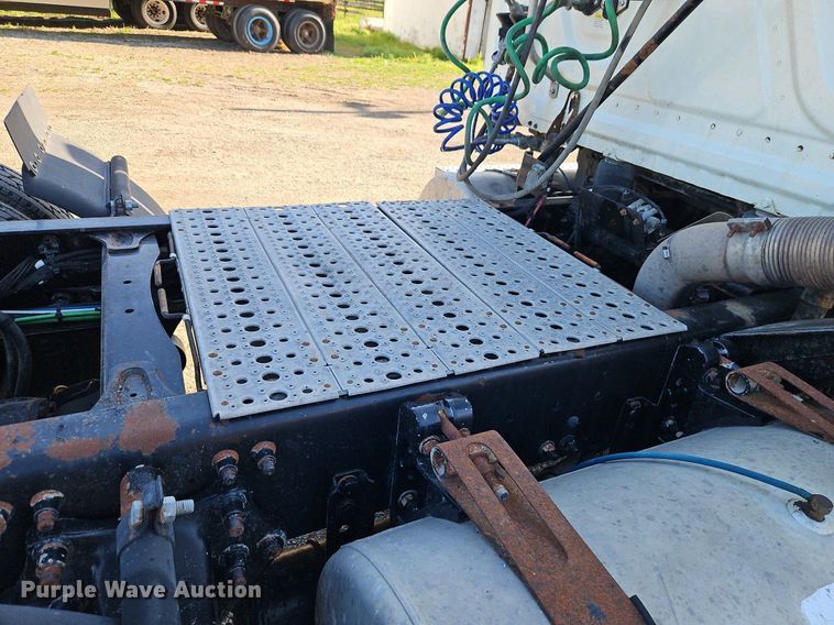 image for item EI3761 2011 Freightliner Cascadia  semi truck