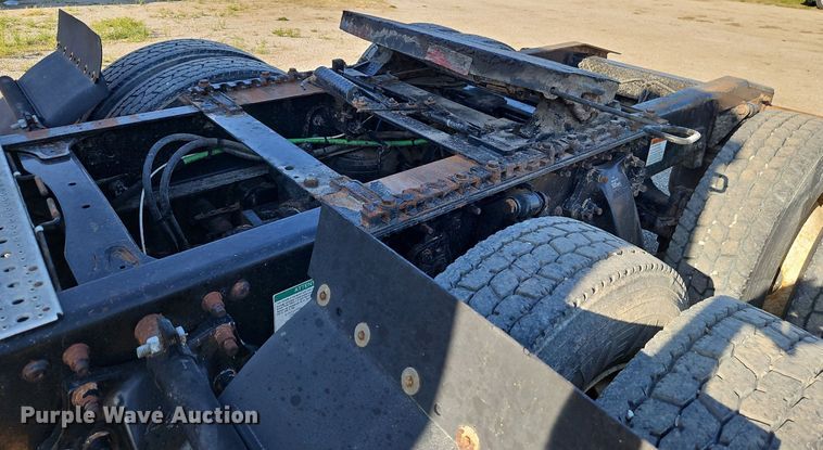 image for item EI3761 2011 Freightliner Cascadia  semi truck