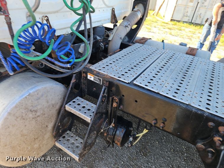 image for item EI3761 2011 Freightliner Cascadia  semi truck