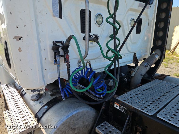 image for item EI3761 2011 Freightliner Cascadia  semi truck