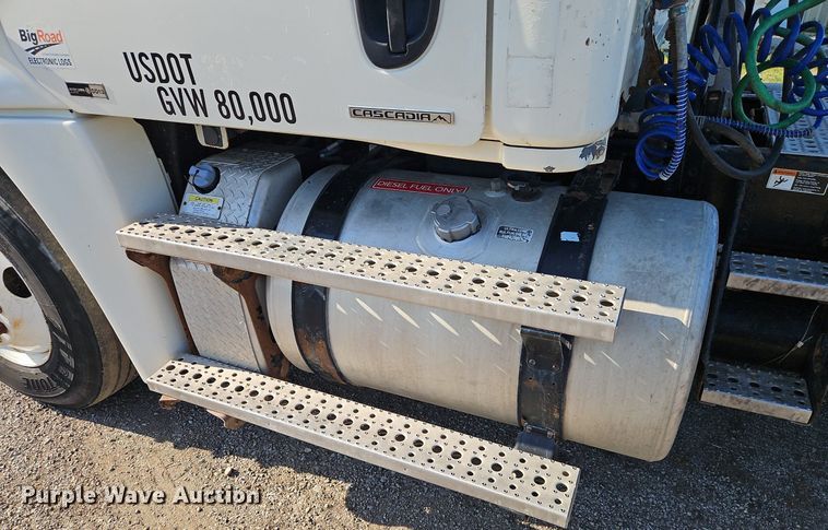 image for item EI3761 2011 Freightliner Cascadia  semi truck