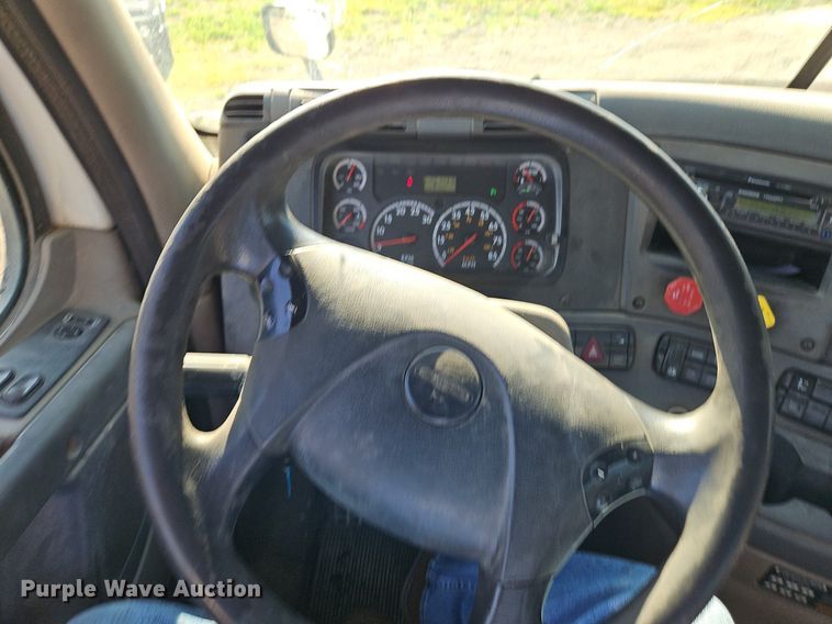 image for item EI3761 2011 Freightliner Cascadia  semi truck