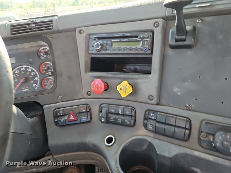 image for item EI3761 2011 Freightliner Cascadia  semi truck