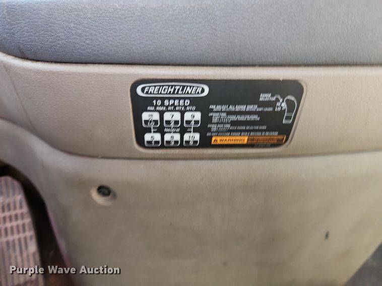 image for item EI3761 2011 Freightliner Cascadia  semi truck