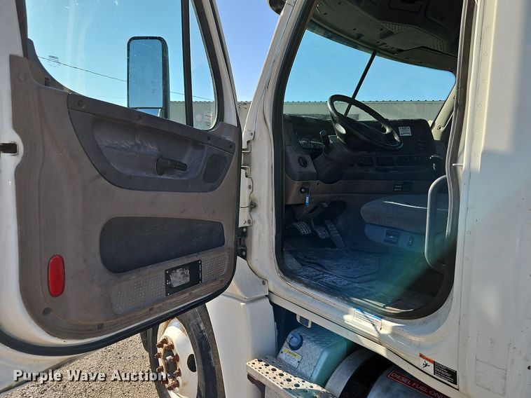 image for item EI3761 2011 Freightliner Cascadia  semi truck