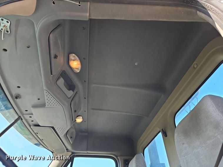 image for item EI3761 2011 Freightliner Cascadia  semi truck